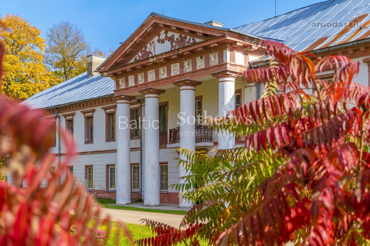 Raguvėlės dvaras – tai viena didžiausių
