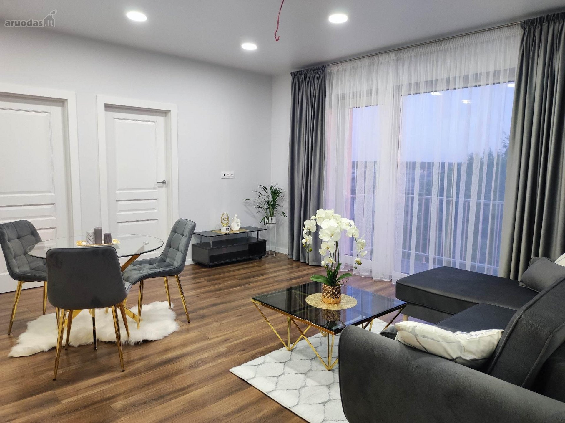 Išnuomojamas moderniai įrengtas 3 kambarių