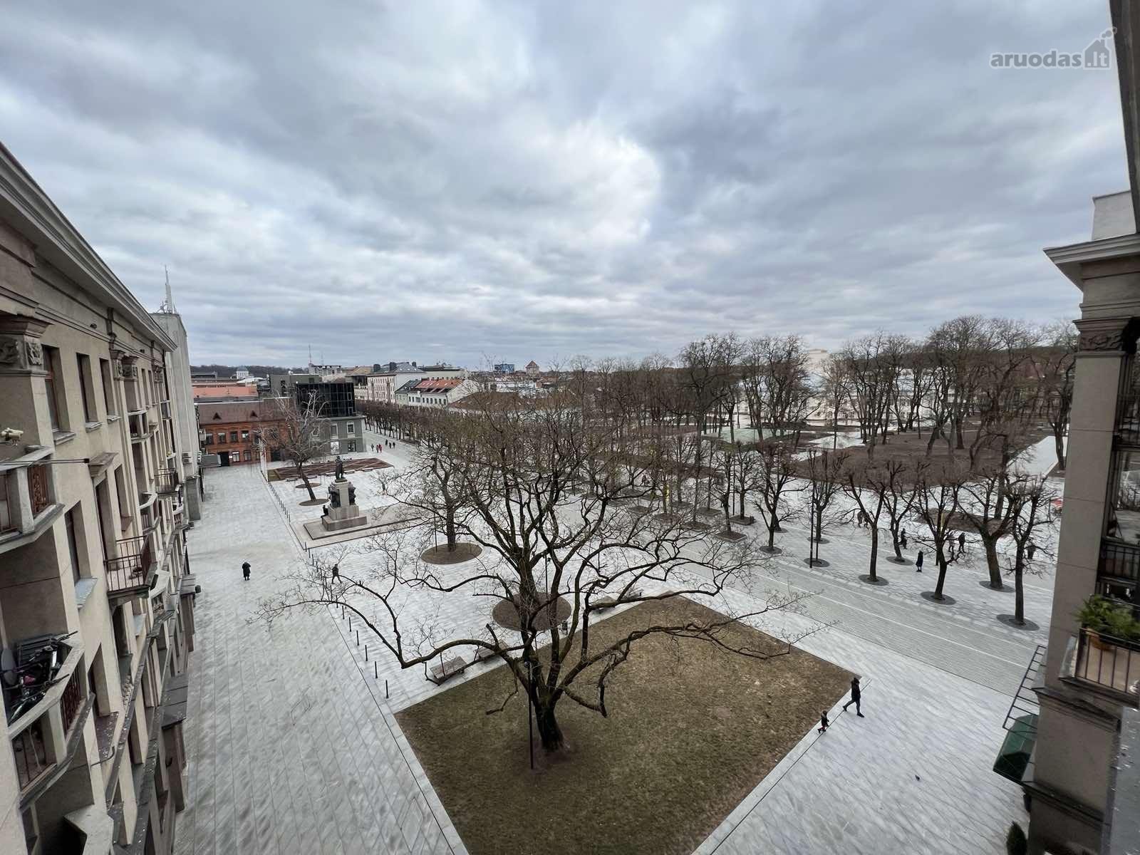 Laisvės Alėjoje nuomojamas 2 kambarių, erdvus