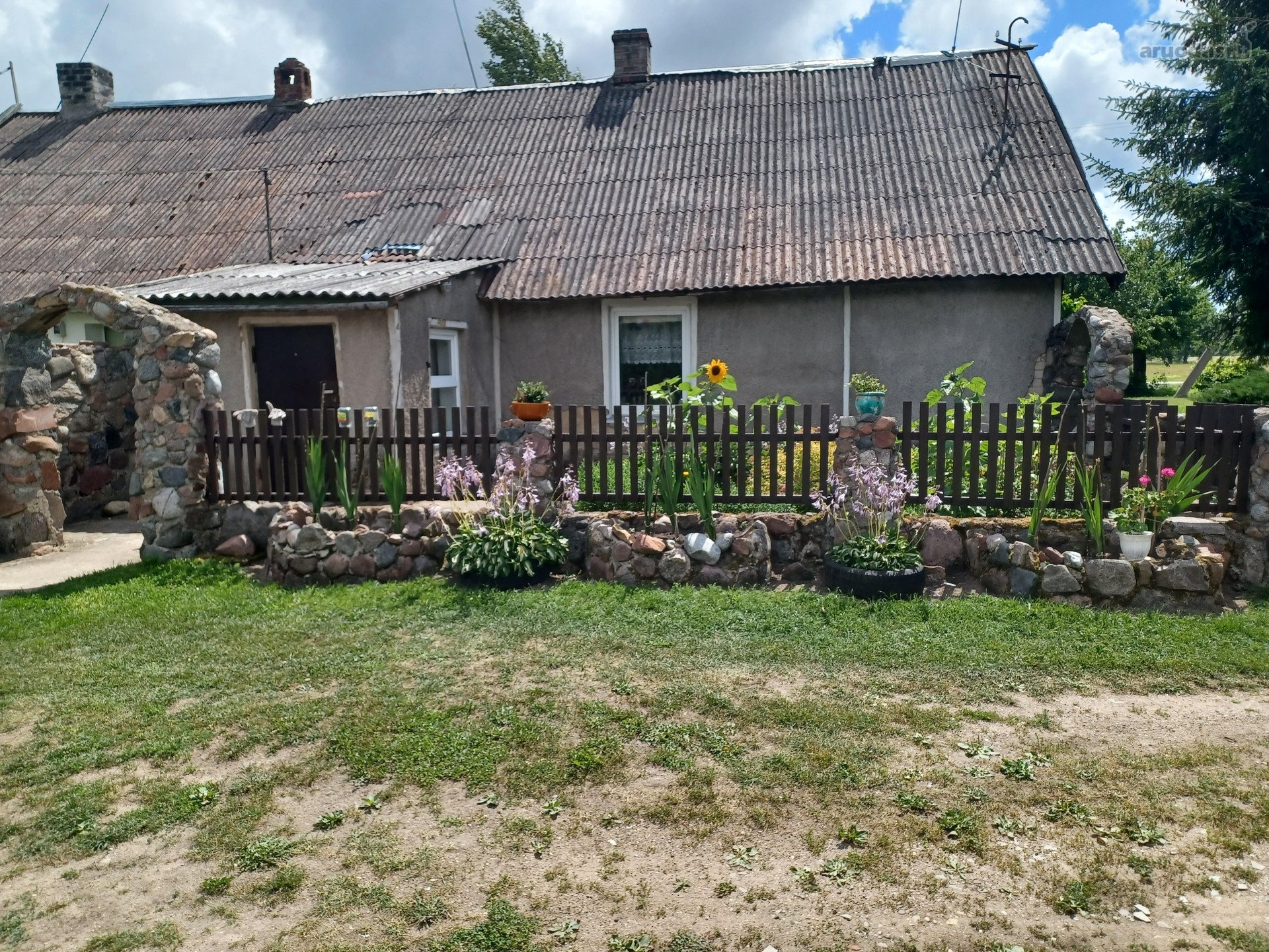 Parduodu senos sodybos puse namo geroje
