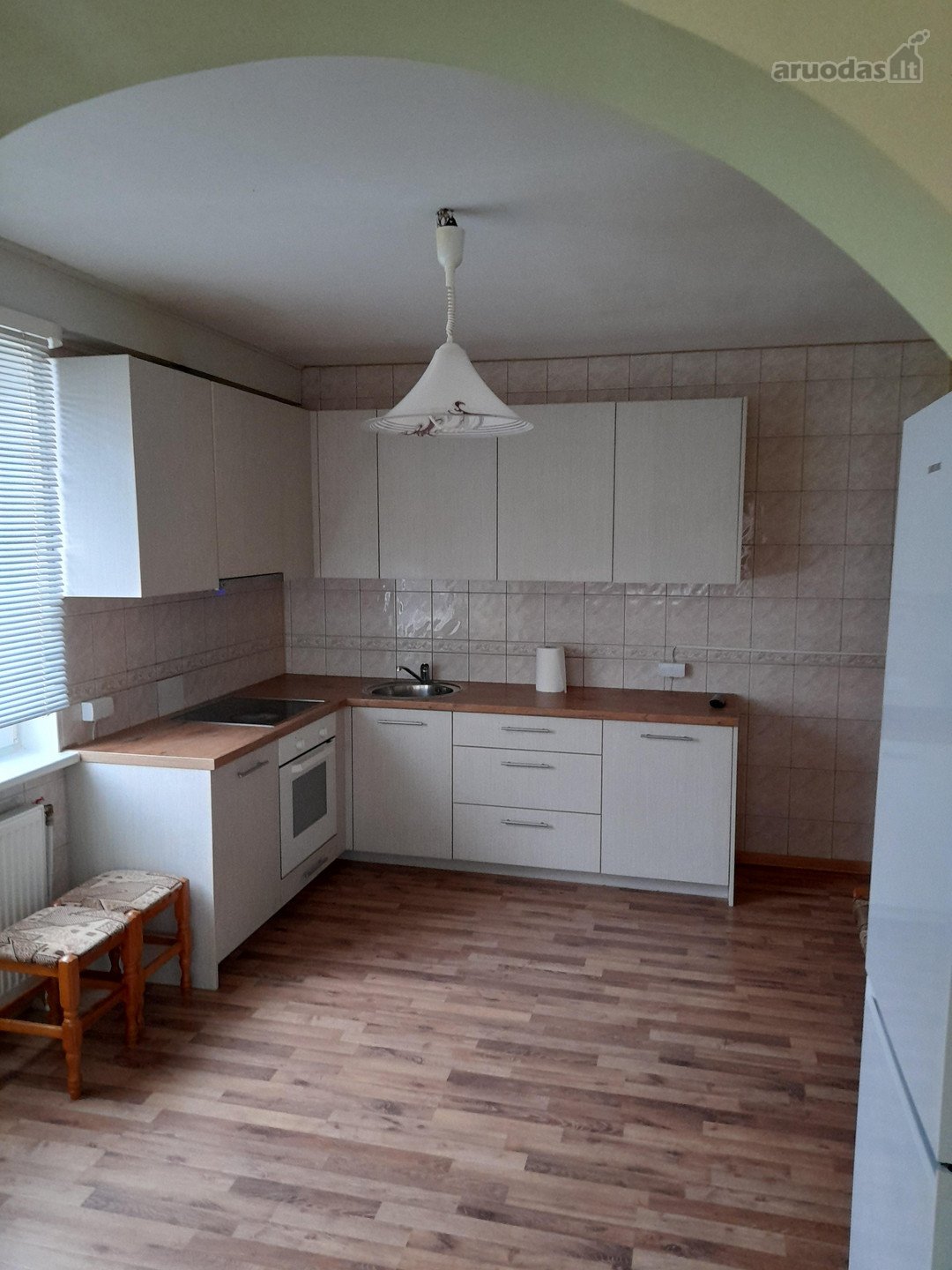 Asfaltuotas privažiavimas. Iki miesto centro
