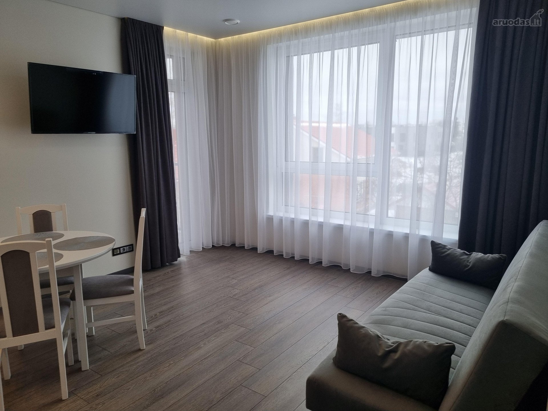Nuomojamas 2 kambarių butas su balkonu ir
