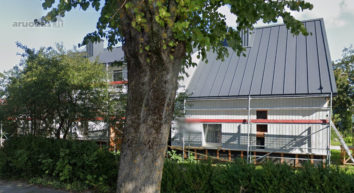 Namas randasi centre, prie namo yra zemes, su