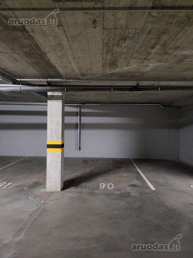 Patogi vieta automobiliui po 33-uoju namu.