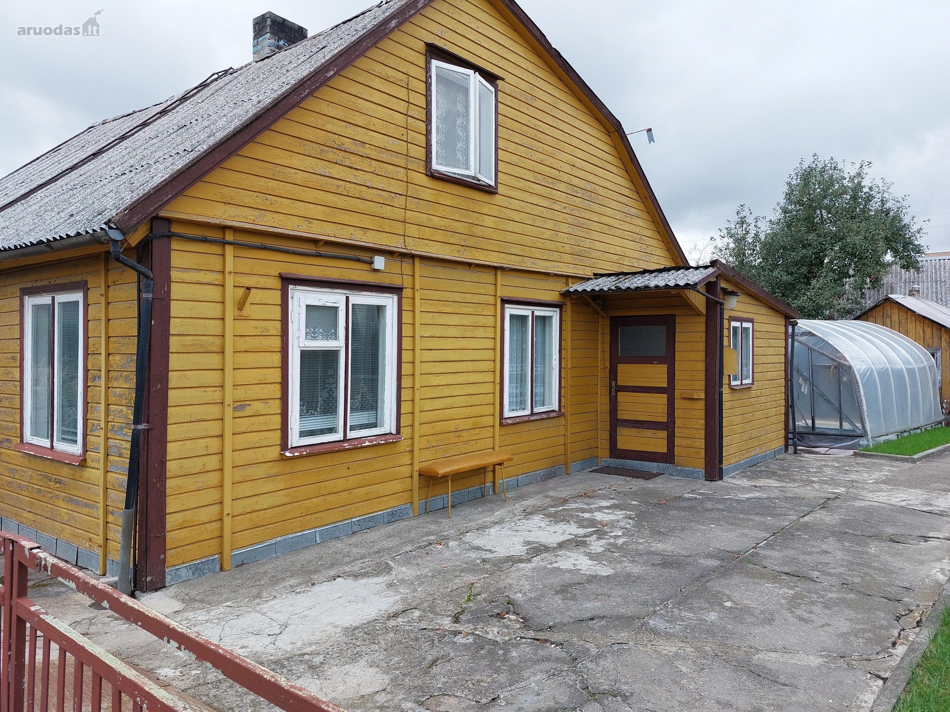 Parduodama namo dalis.