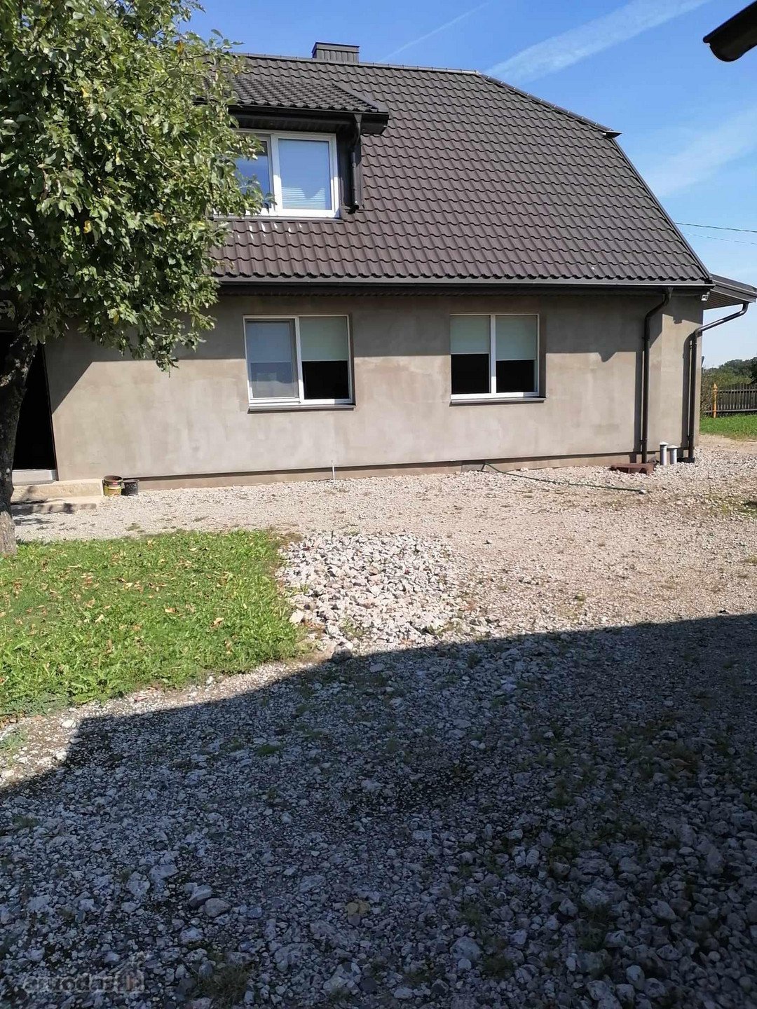 Namas turi didelį ir erdvų kiemą. Nuomojamas