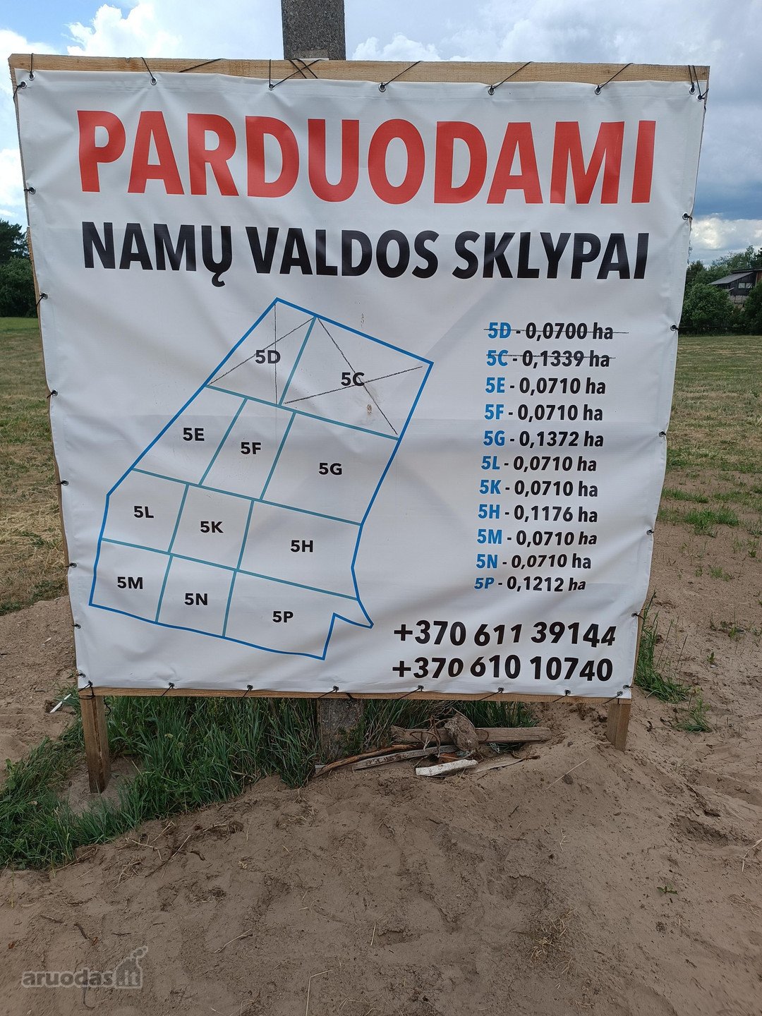 Parduodami sklypai įvairių dydžių.