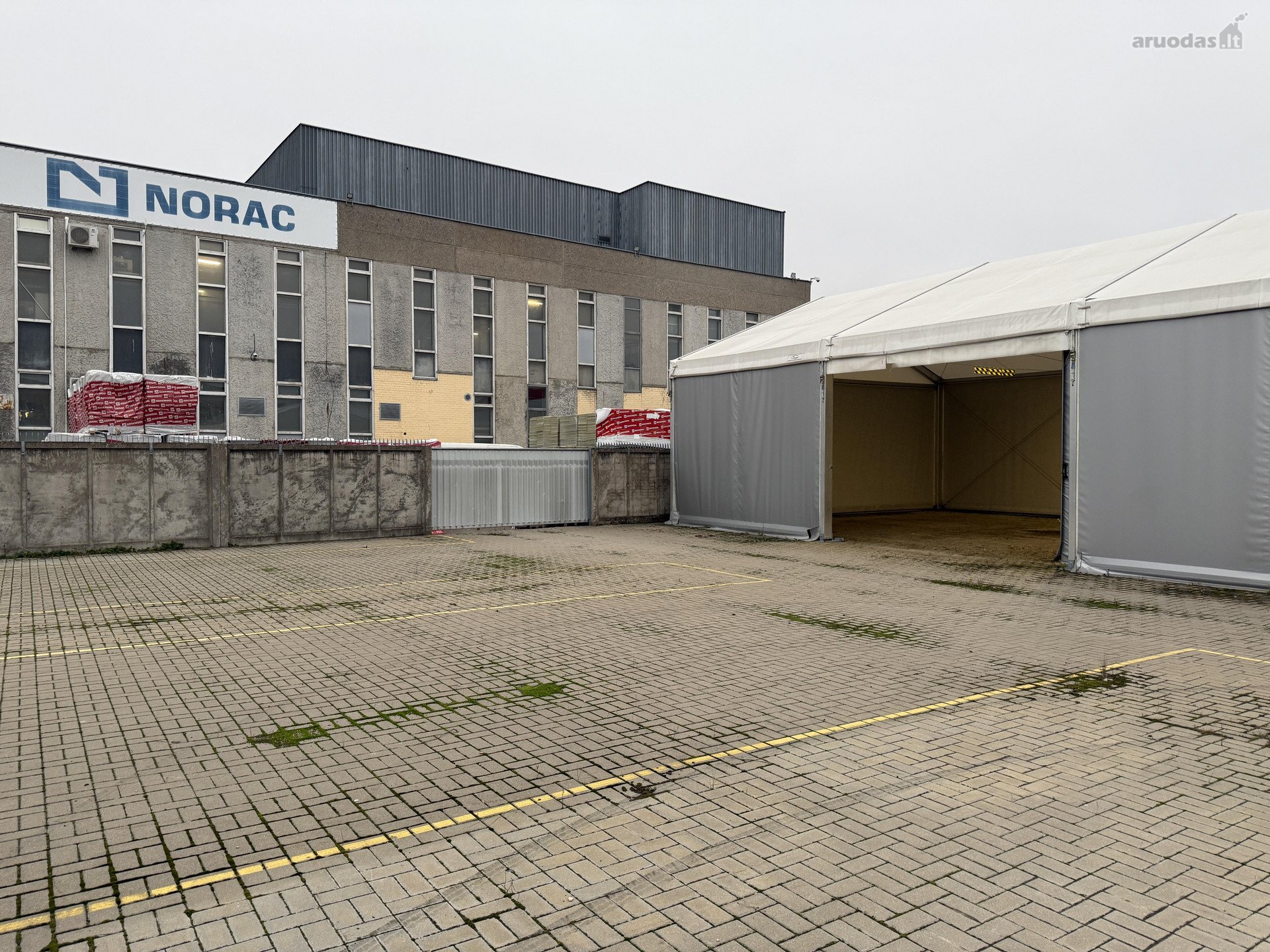 257 kv.m. tentinis sandėlis.