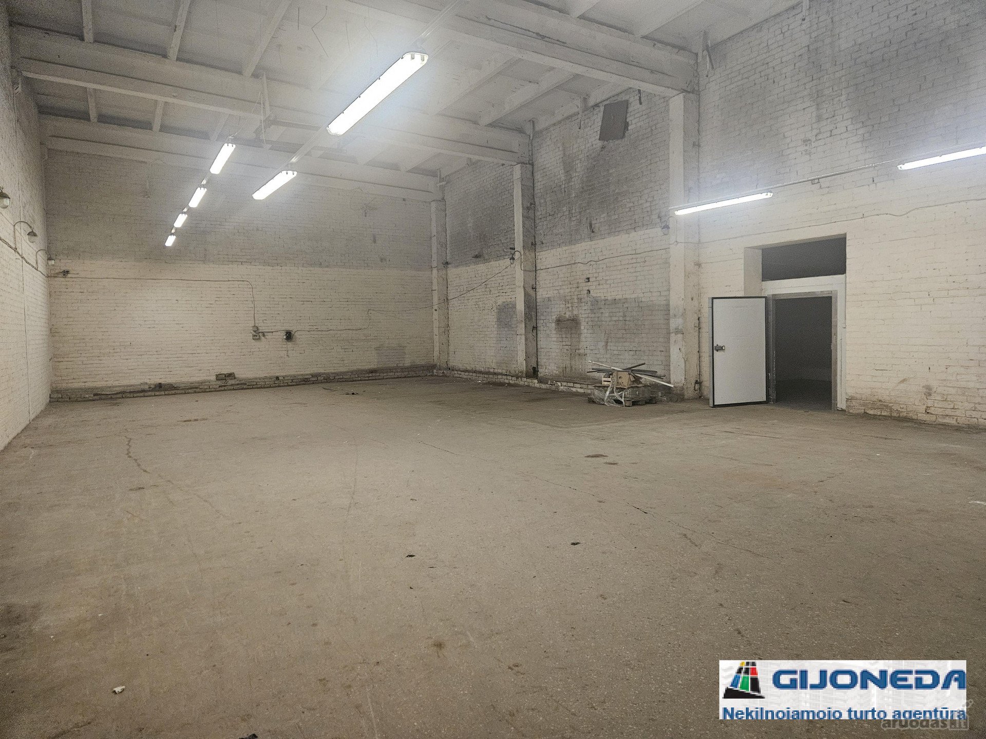 Išnuomojamos 665 m² ploto sandėliavimo patalpos.