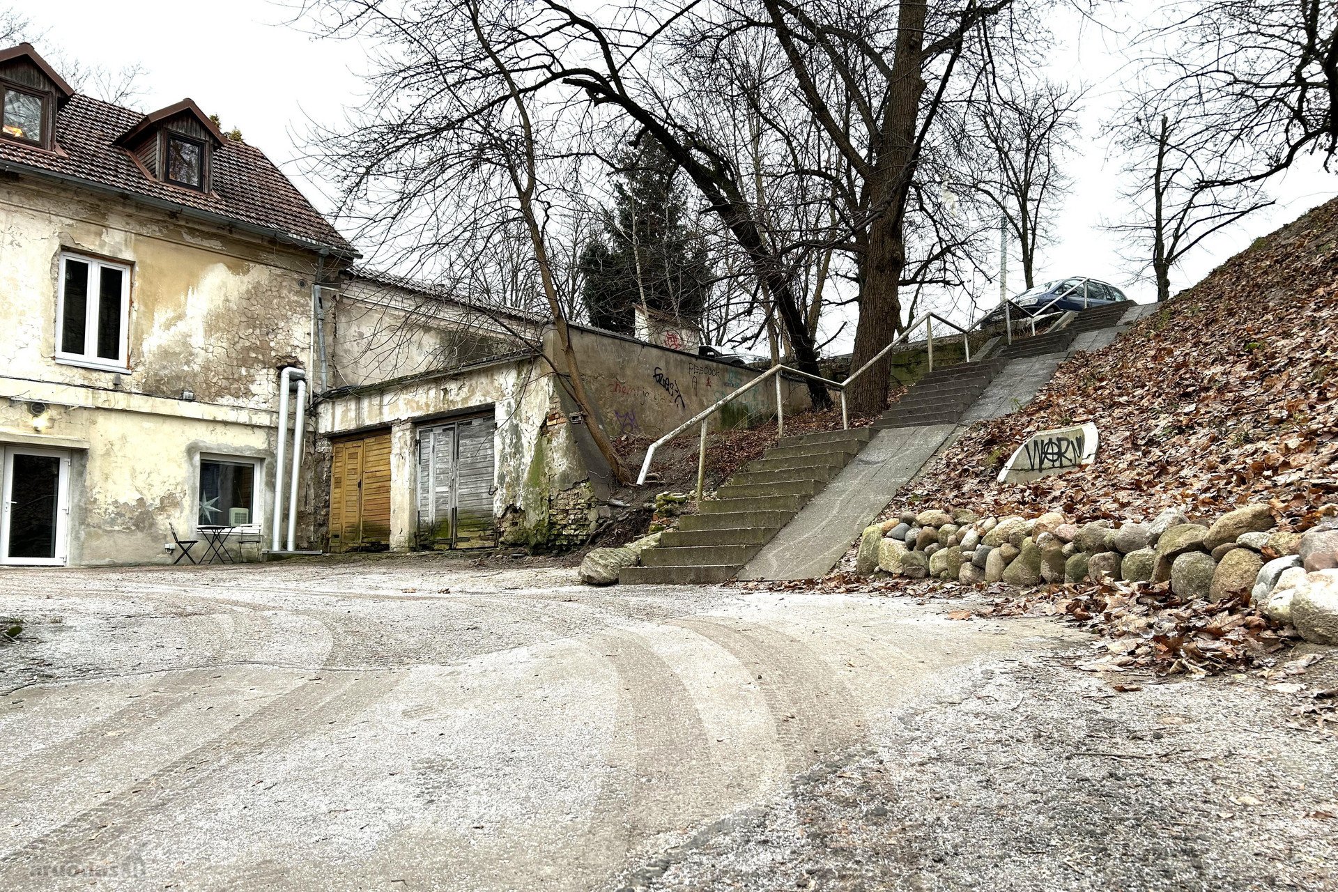 Parduodamas garažas iš dviejų "boksų" Sluškų