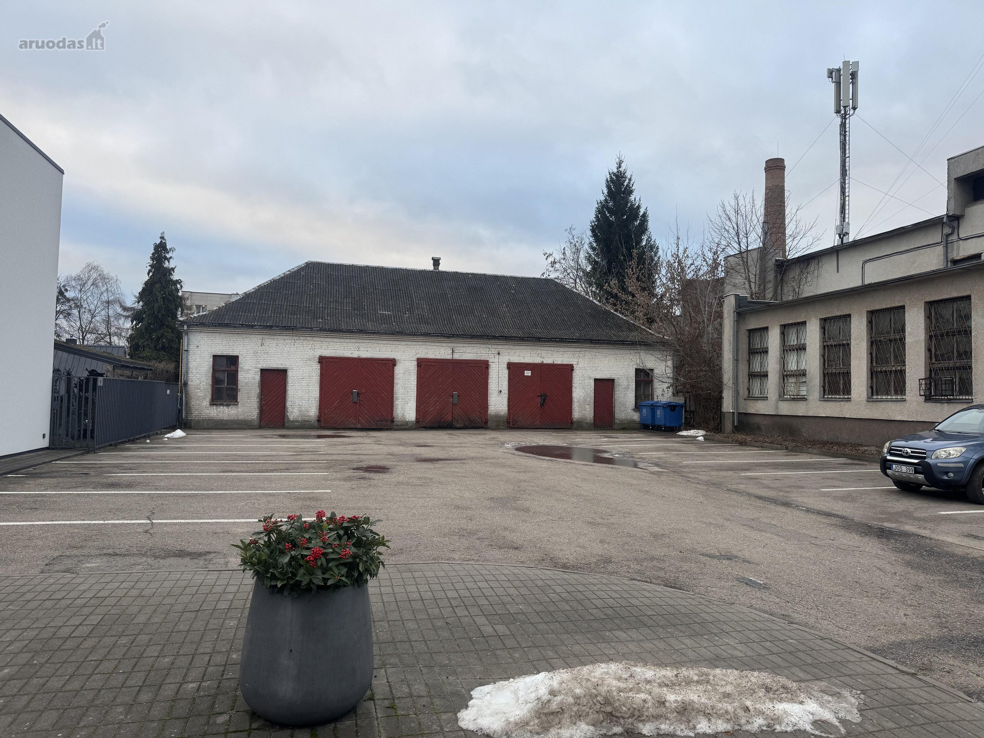 Prie pastato priklauso dalis aikšteles