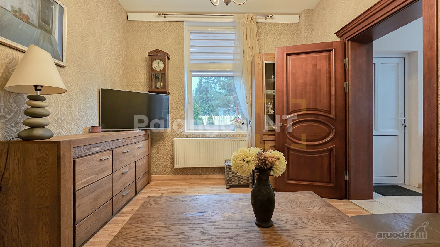 Parduodamas 2 kambarių butas su privačiu