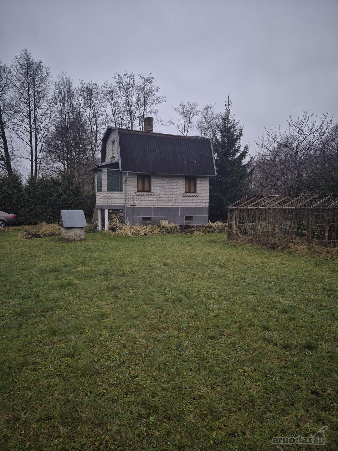Parduodamas sodo Namas dviejų aukštu , yra