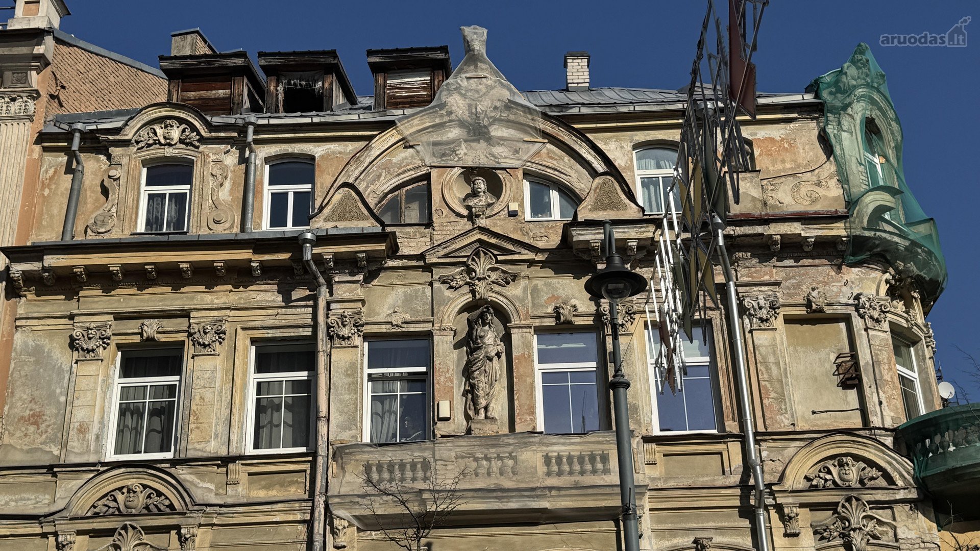 Neįrengtas butas - 	Langai orientuoti į