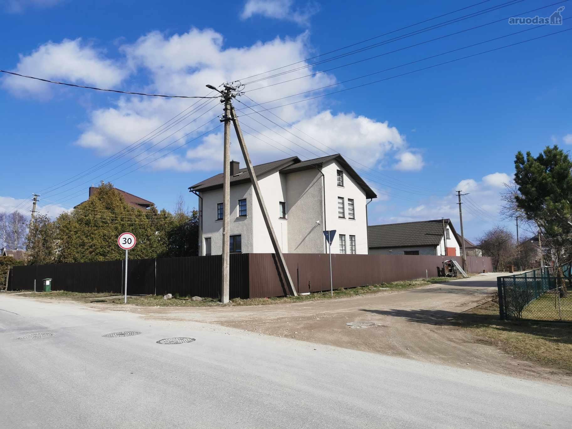 Išnuomojamas dviejų aukštų, dvejų butų namas