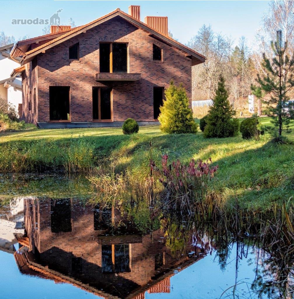 Išskirtinis namas prestižinėje vietoje – tarp