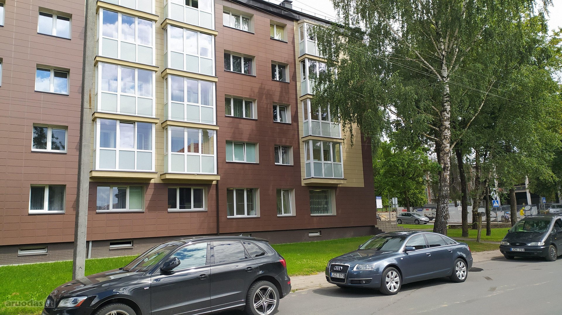 Parduodamas 3 kambarių butas su rūsio