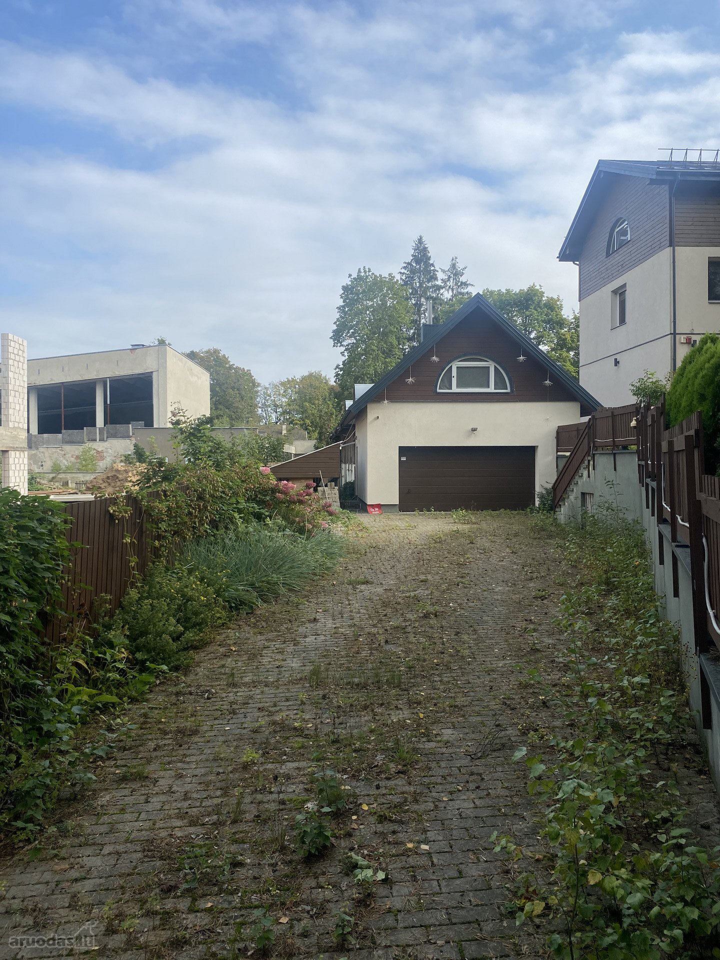 Namas Druskininkų Centre, Priešais Druskonio Ežerą