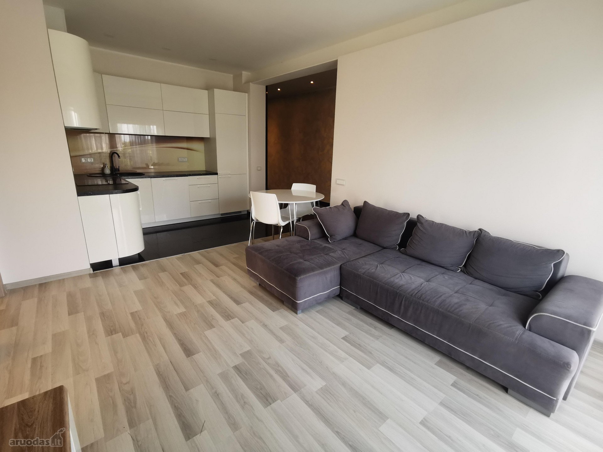 Nuomojamas jaukus, šviesus 3 kambarių 60,15