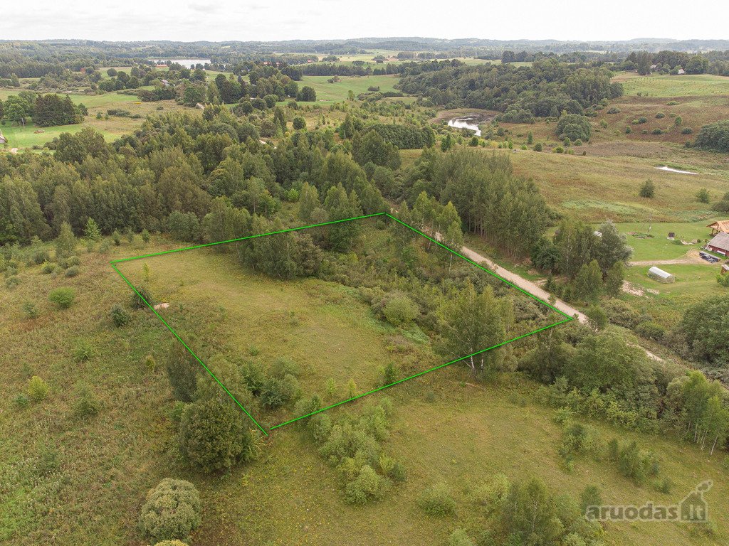 55 km nuo Vilniaus, Molėtų rajone,