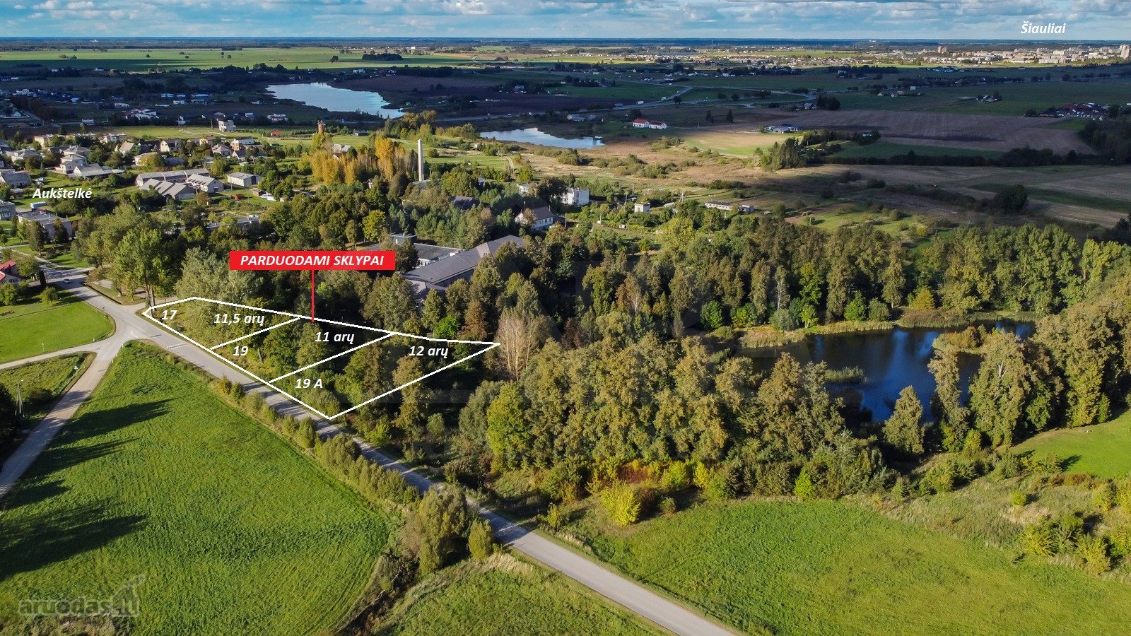 Parduodami trys vienas šalia kito namų valdos