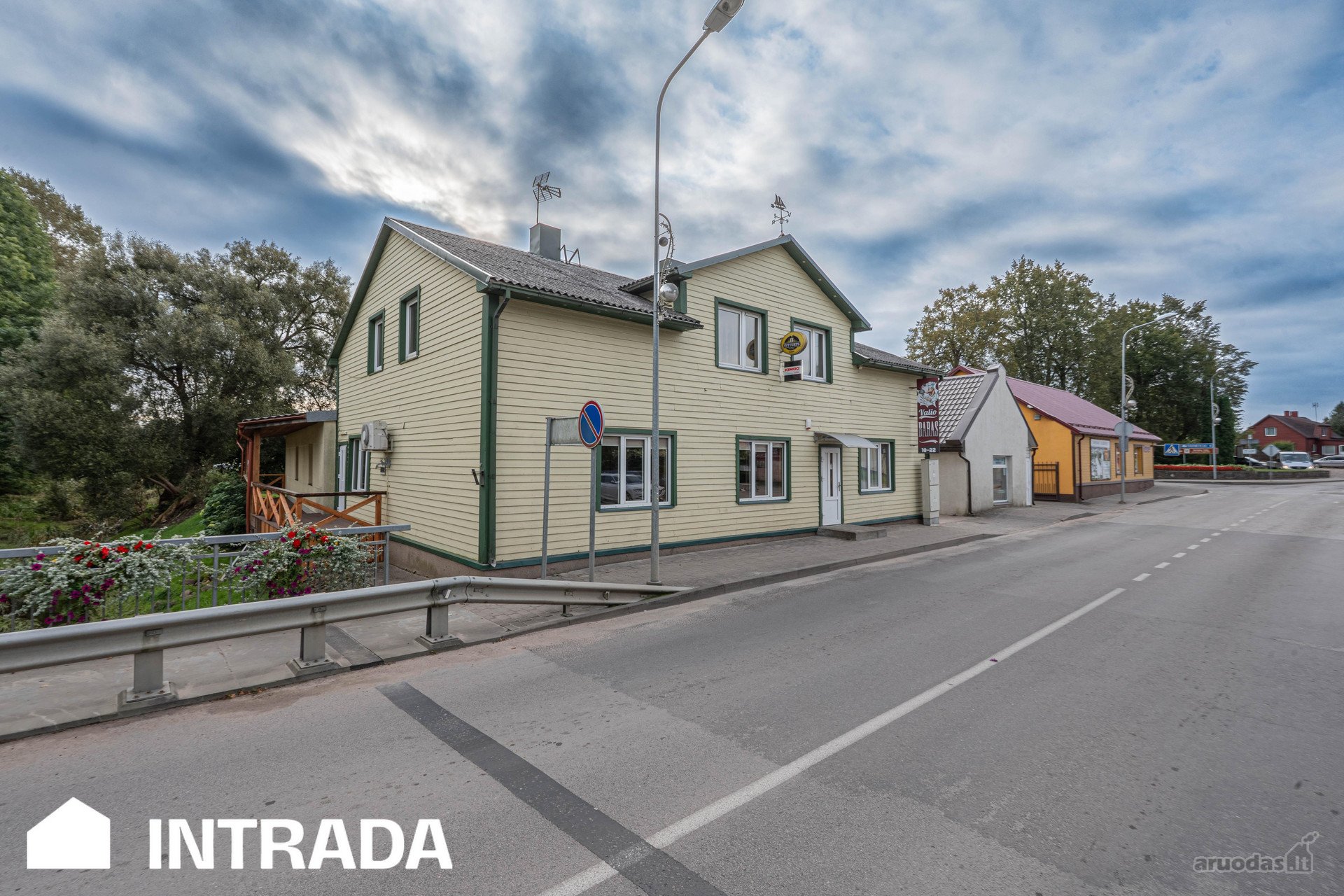 Parduodamas Namas Su Veikiančiu Baro Ir
