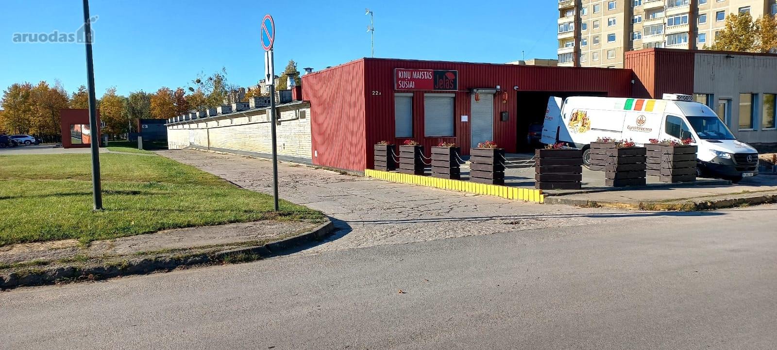 Garažas randasi prie "Jelo" kavinės. Garažas