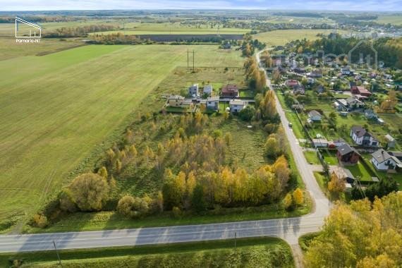 Kiškėnuose Galčių gatvėje šalia asfaltuoto