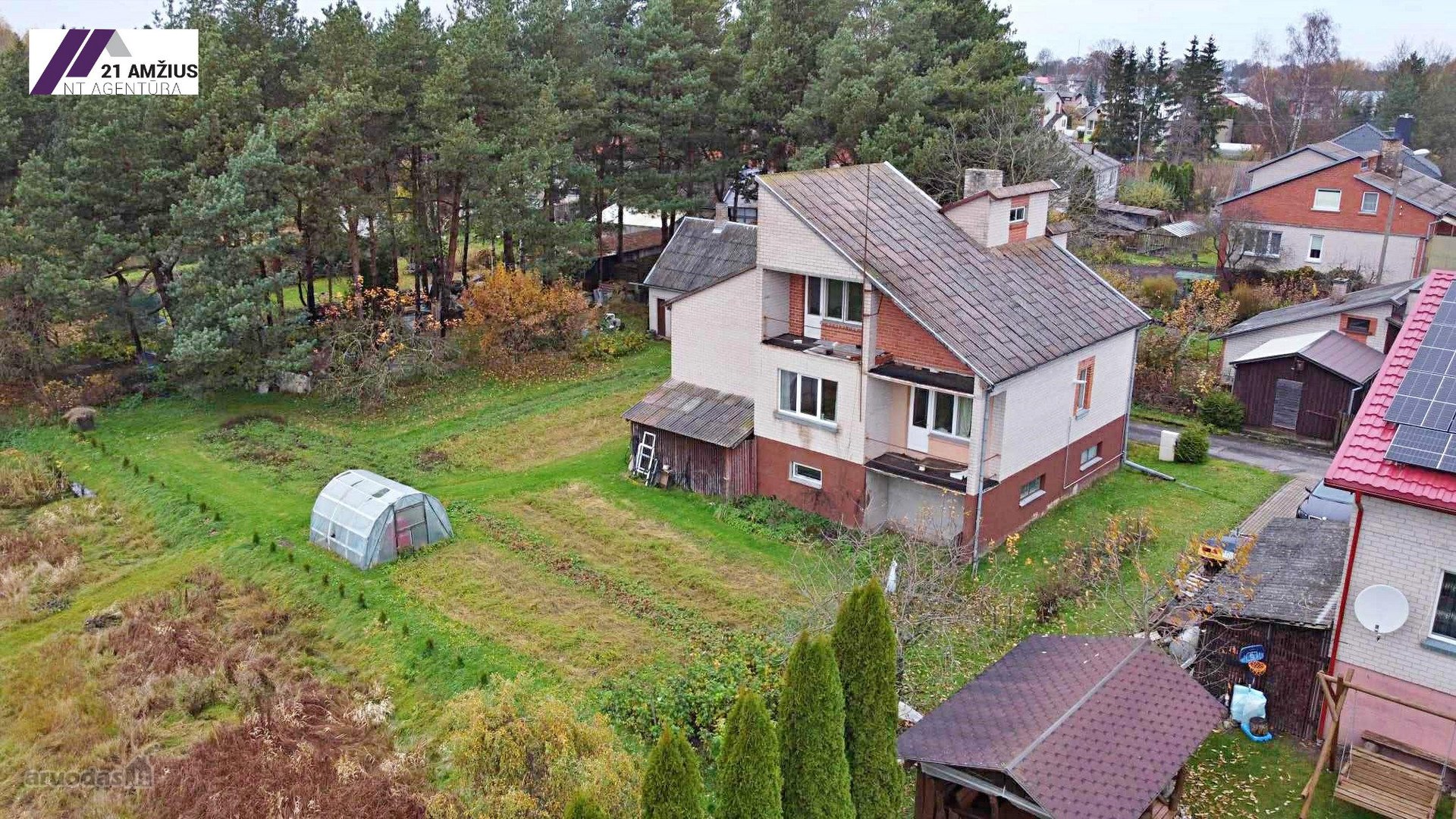 Parduodamas jaukus dviejų aukštų namas su