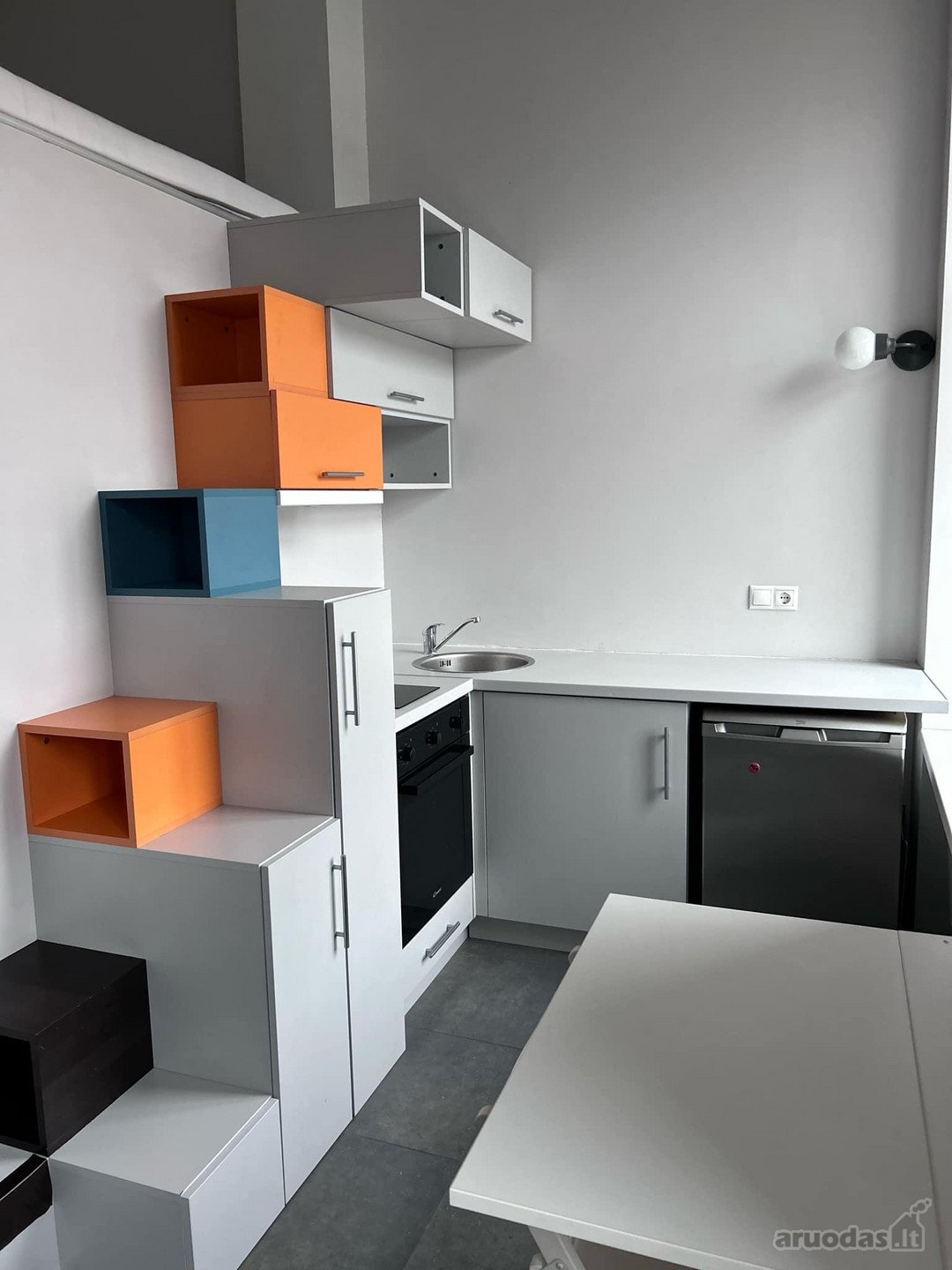 Išnuomuojamas tvarkingas mini loftas