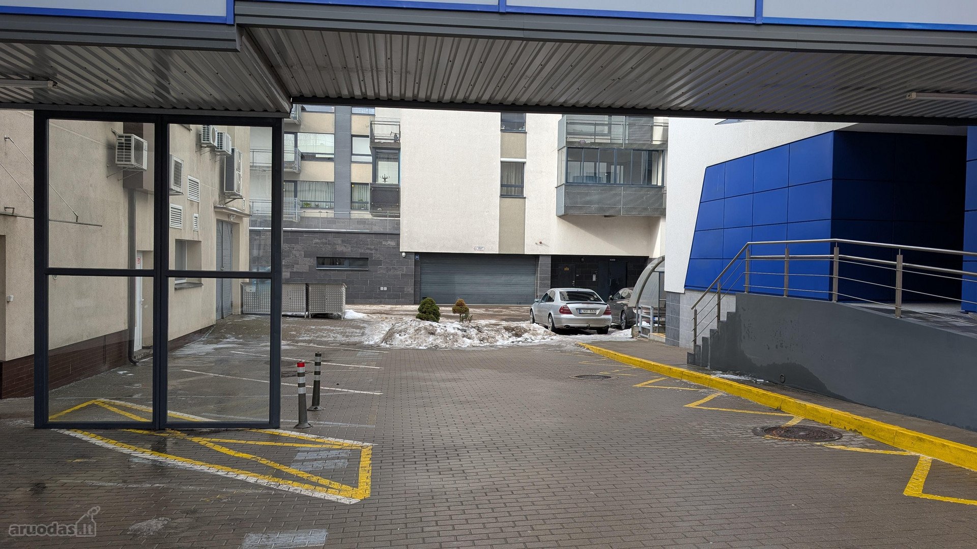 Nuomojama automobilio vieta uždarame namo
