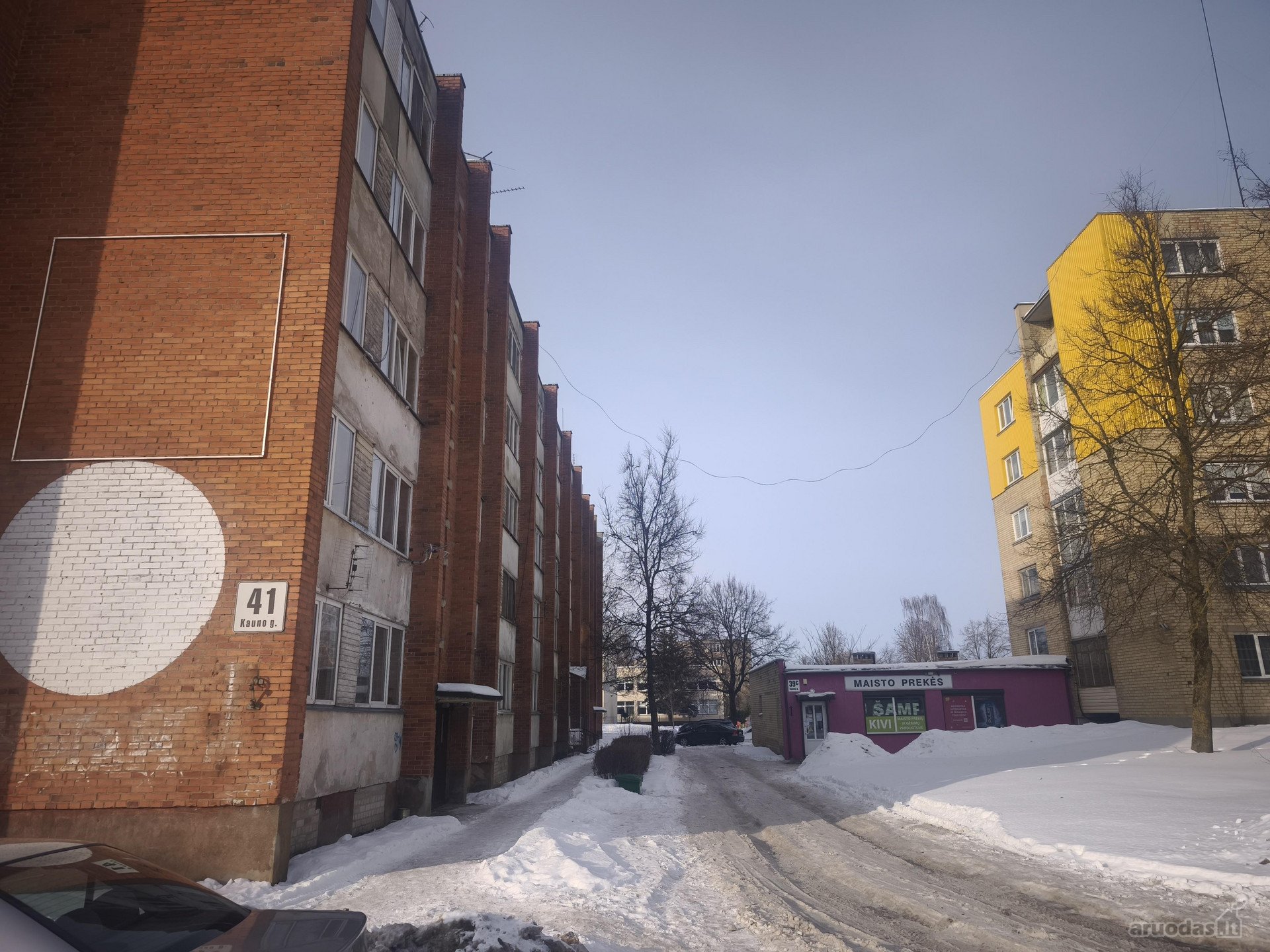 Iš vieno kambario padaryti 2 mažesni kambariukai.