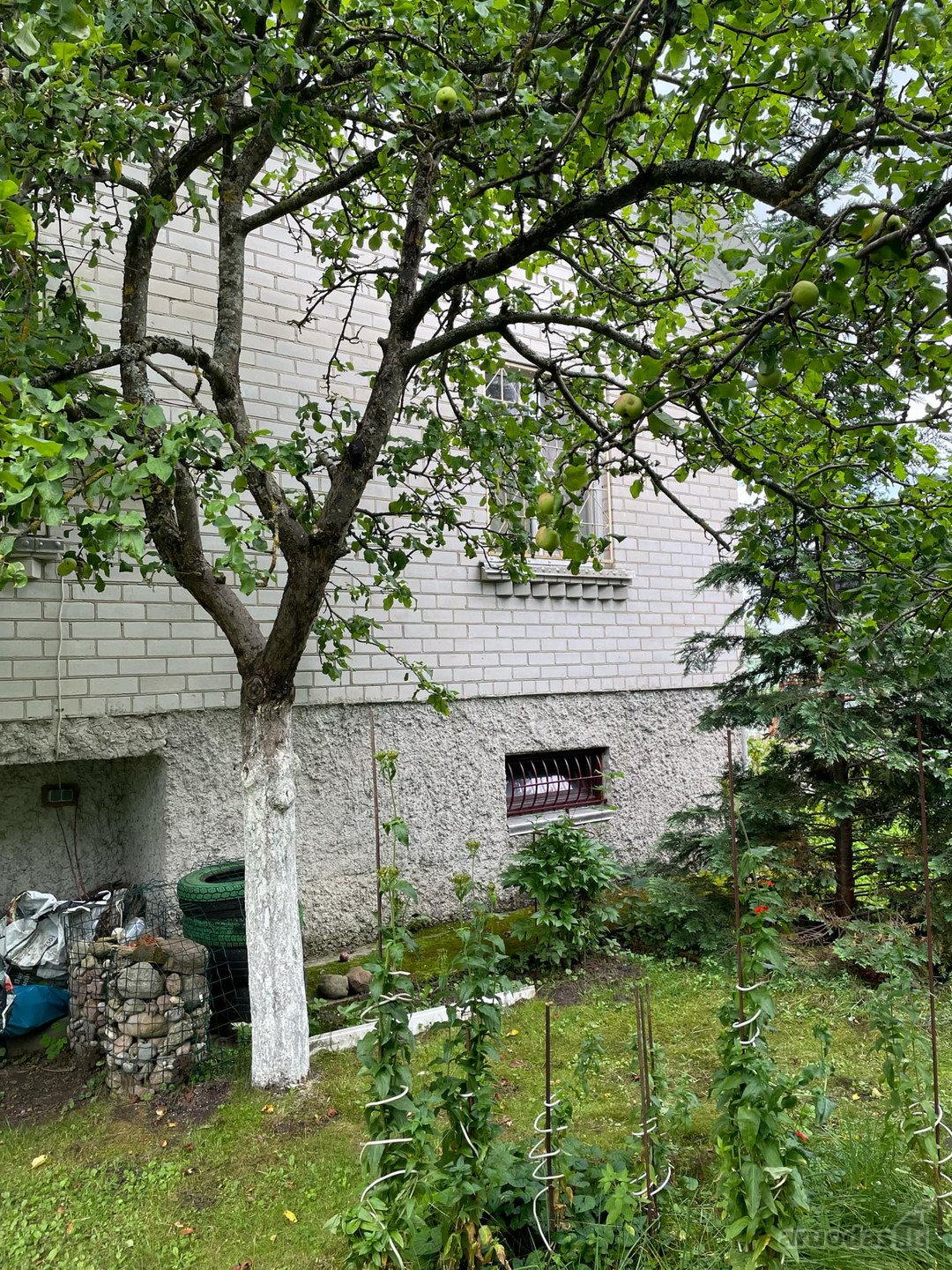 Šnaukštuose parduodamas mūrinis dviejų aukštų