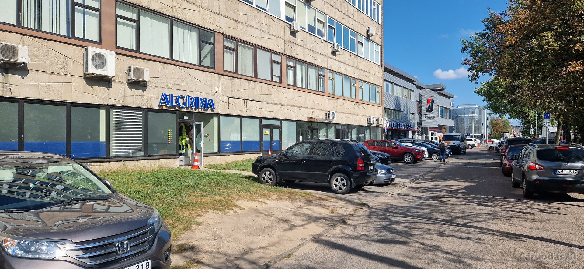 Panerių gatvėje parduodamos prekybinei