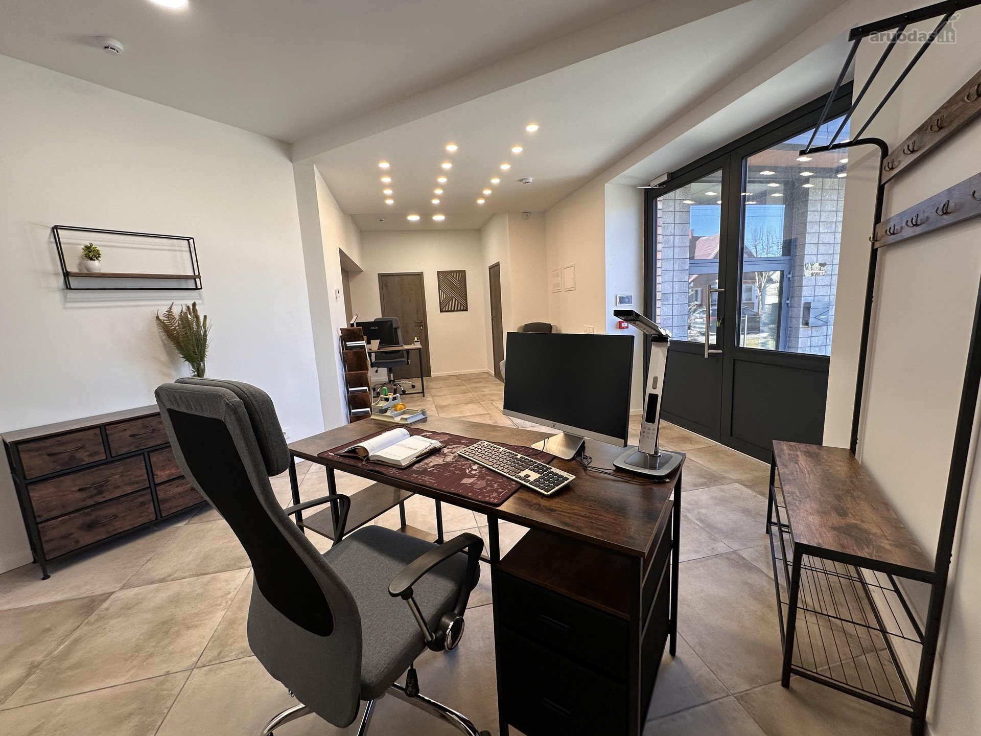 Prabangiai įrengtas 32 m² biuras su baldais –