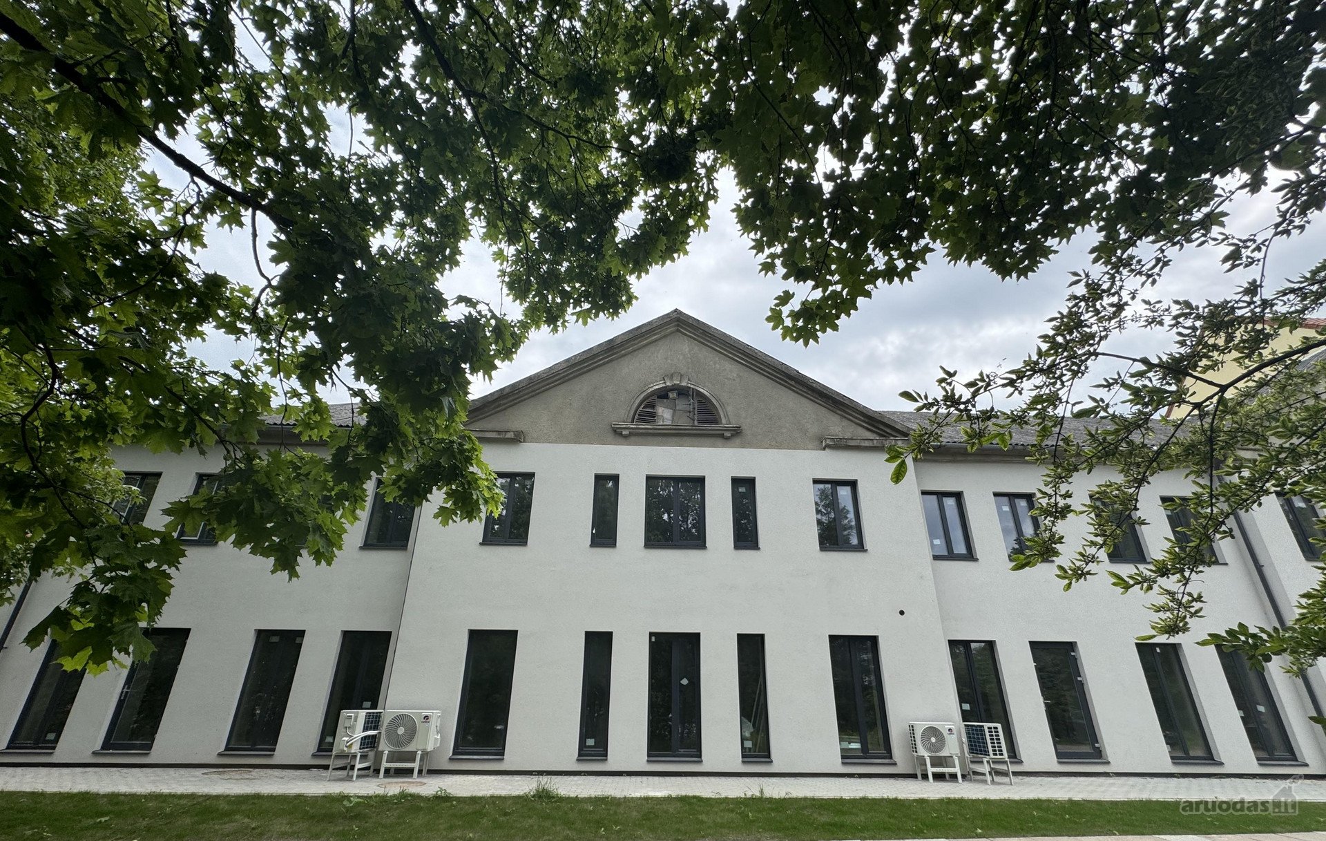 Parduodami Bachmano dvaro parke esantys butai