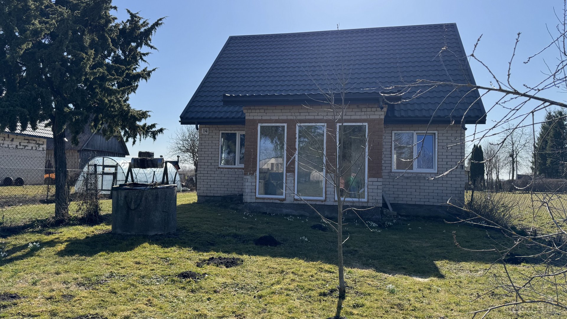 Parduodamas pradėtas rekonstruoti namas