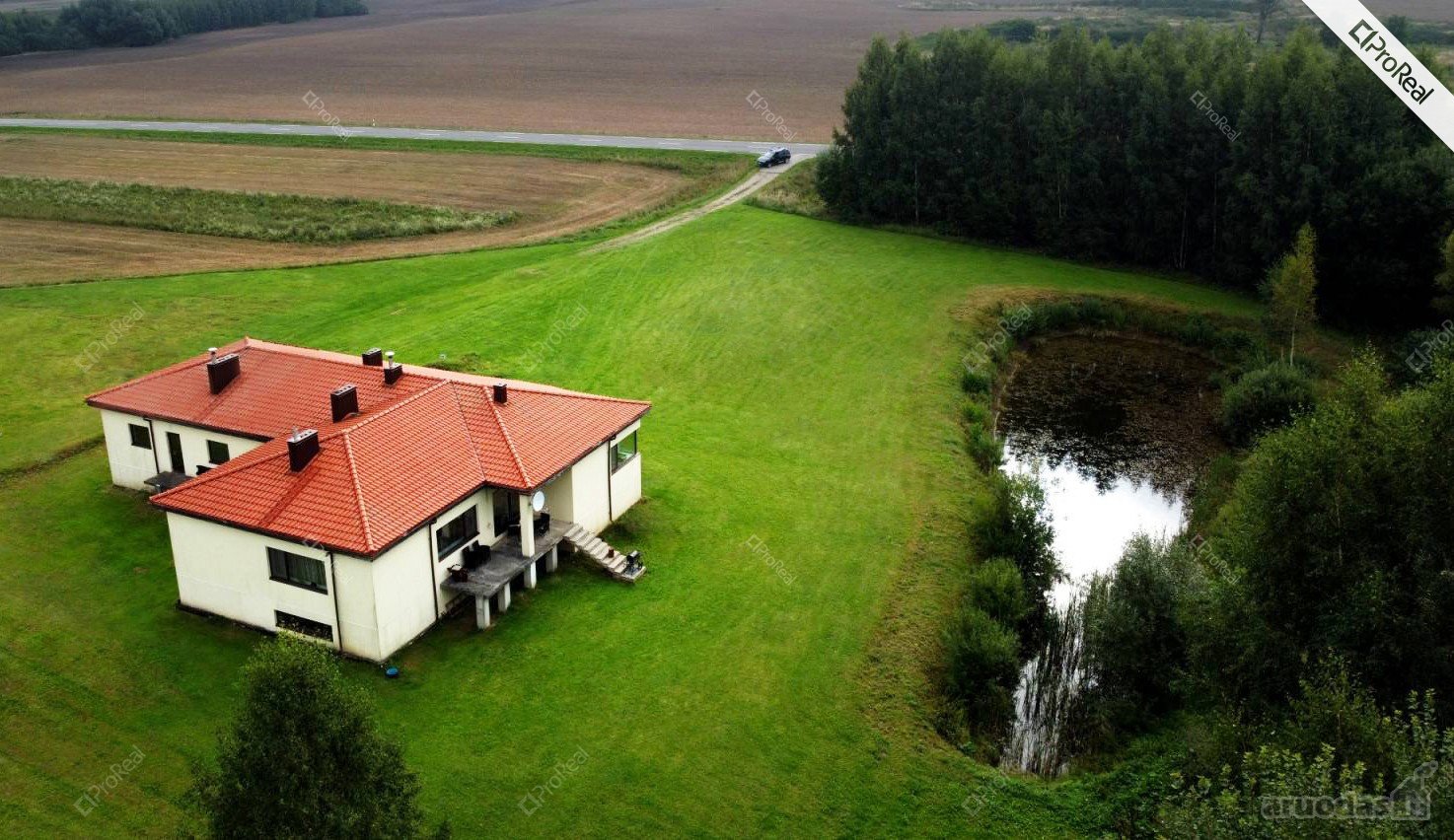 Gyvenamasis namas su erdviu sklypu ir nuosavu 