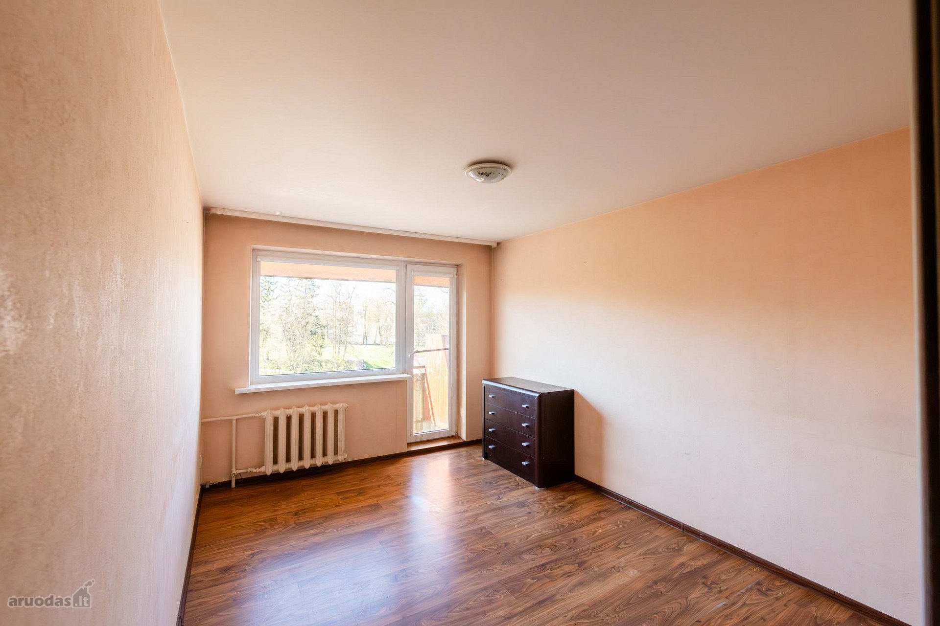 Parduodamas šviesus 2 kambarių butas Šiaulių