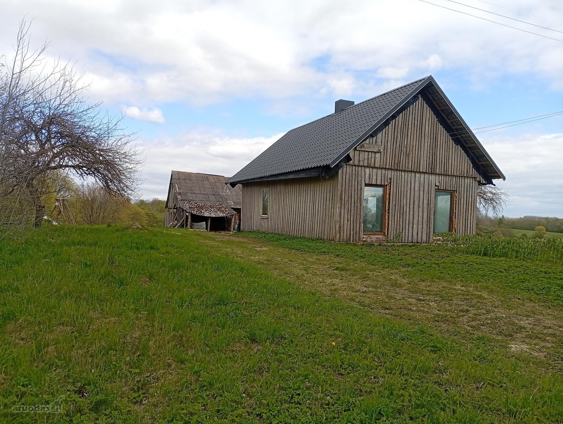 Parduodama sodyba su žemę ir miškas