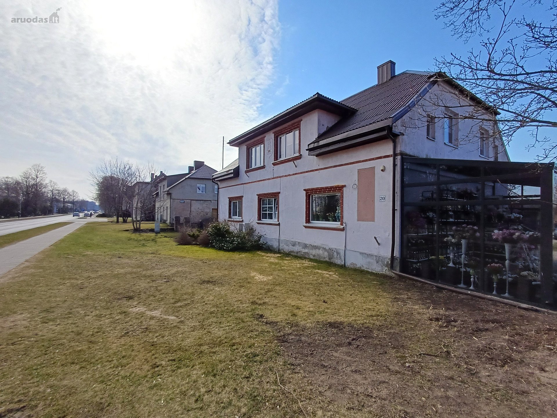 2 kambarių butas su dalimi žemės sklypo 