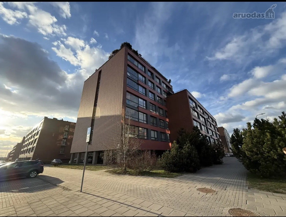Parduodamas šviesus ir erdvus 3 kambarių,
