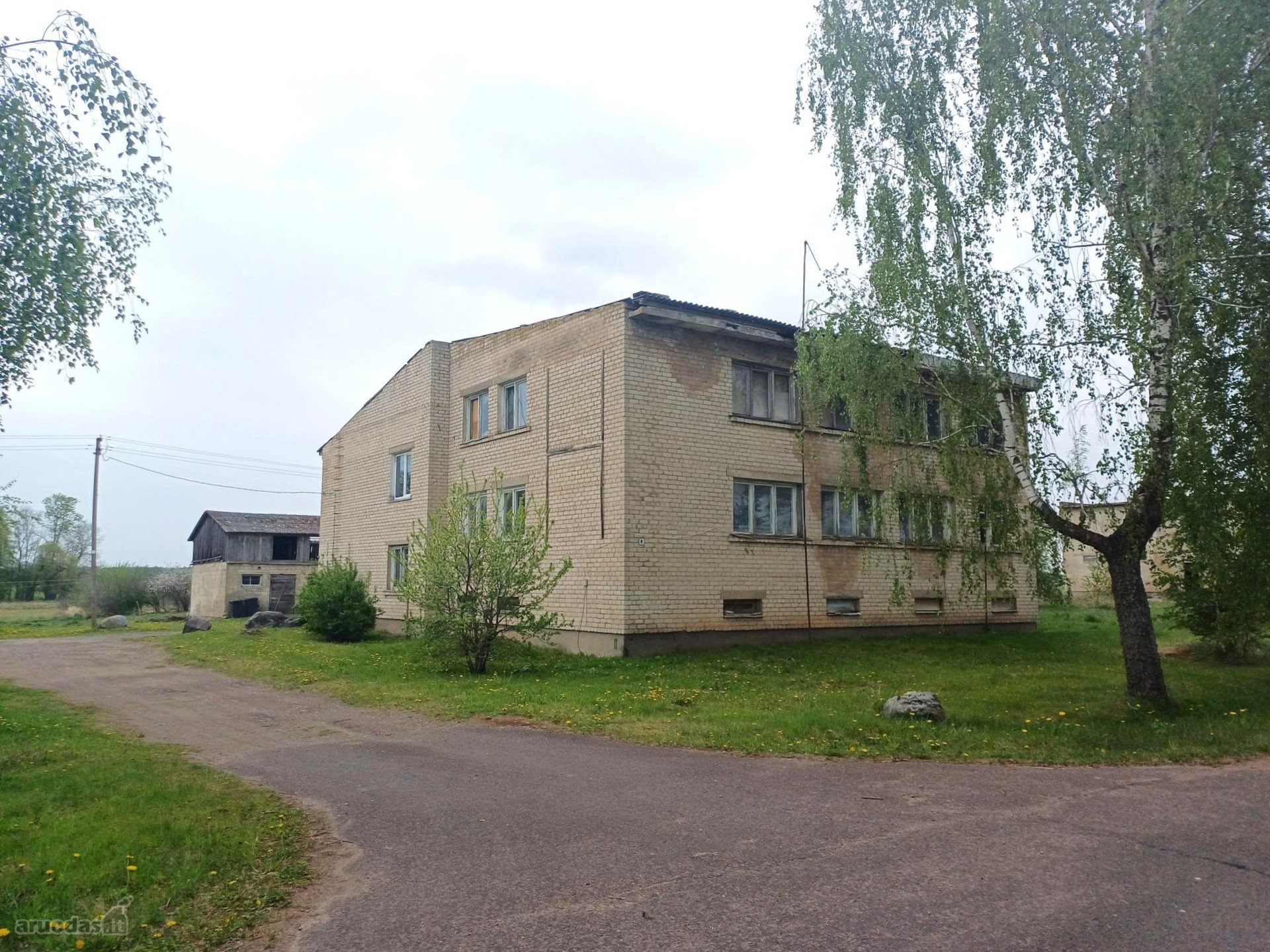 2 kambarių butas su rūsiu ir dalimi ūkinio