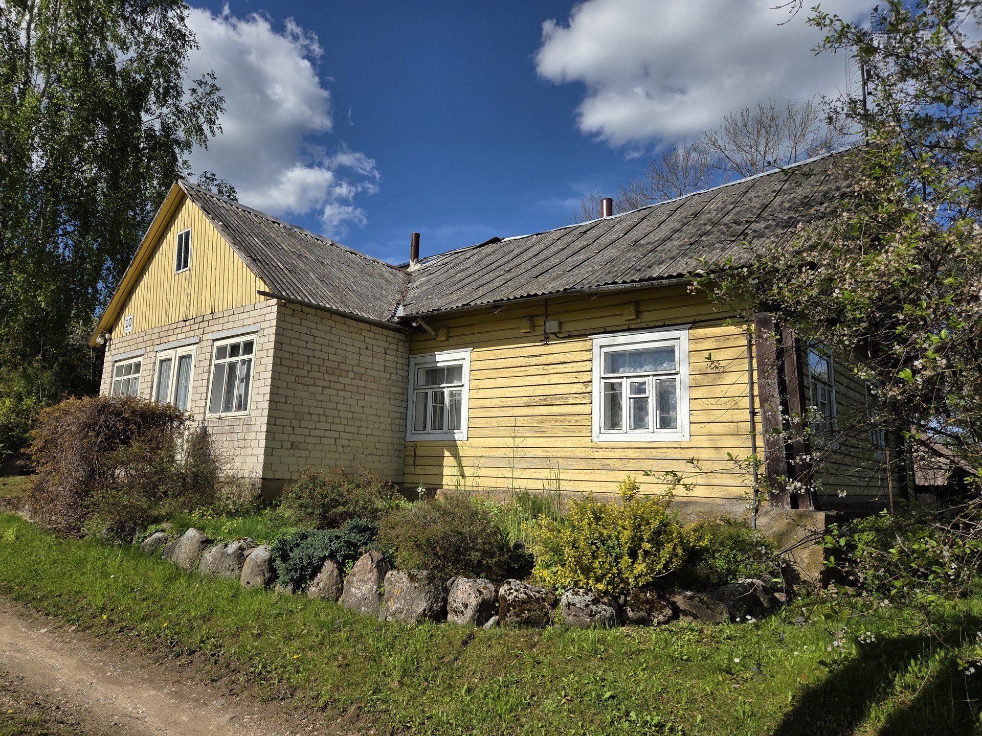 Parduodama Rąstinė Sodyba Su Ūkiniais