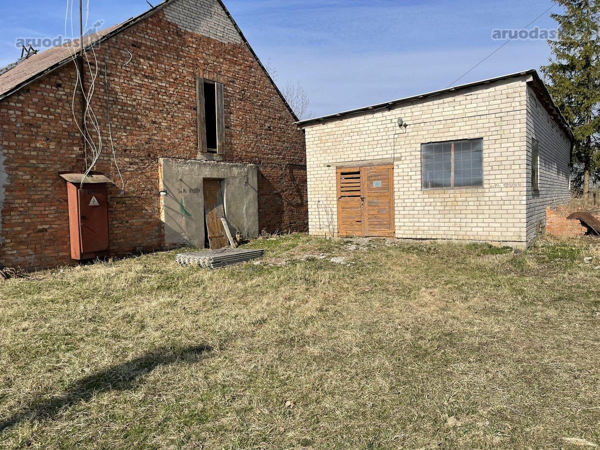 Pramoninės paskirties sklypas 22,5 a su pastatais.