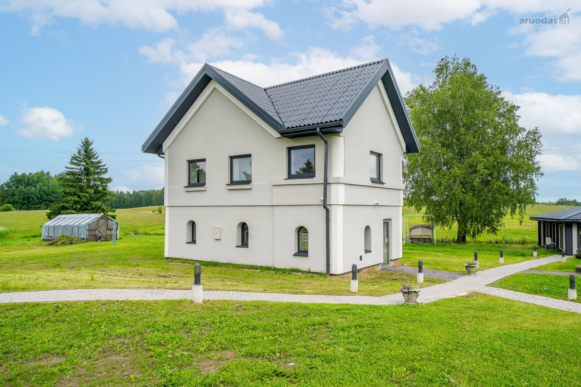 Parduodama privati, įrengta sodyba su vandens