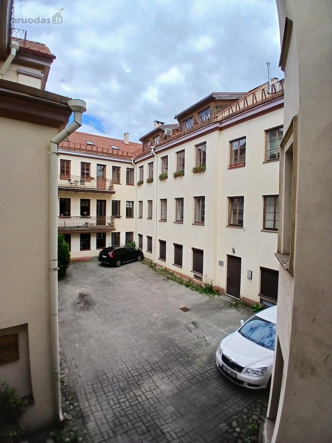Erdvus Senovinis 2k. Butas Senamiestyje, Prie
