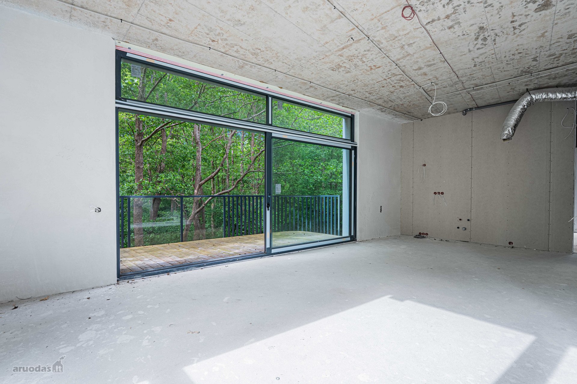 Parduodami Erdvūs 4 Kambarių Apartamentai