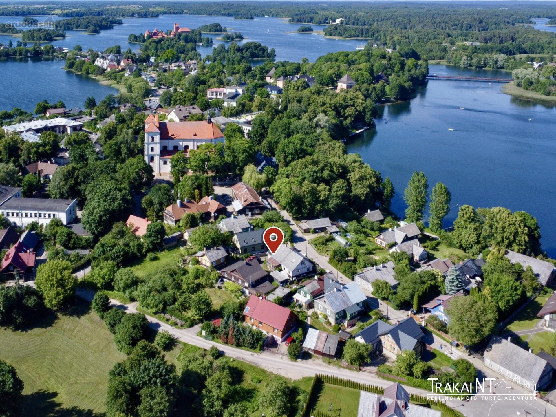 Trakų Senamiestyje, Prie Bernardinų Ežero,