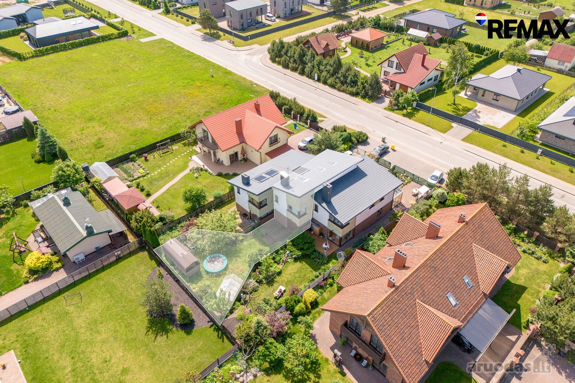 Parduodamas Erdvus Sublokuotas Namas Su Žemės